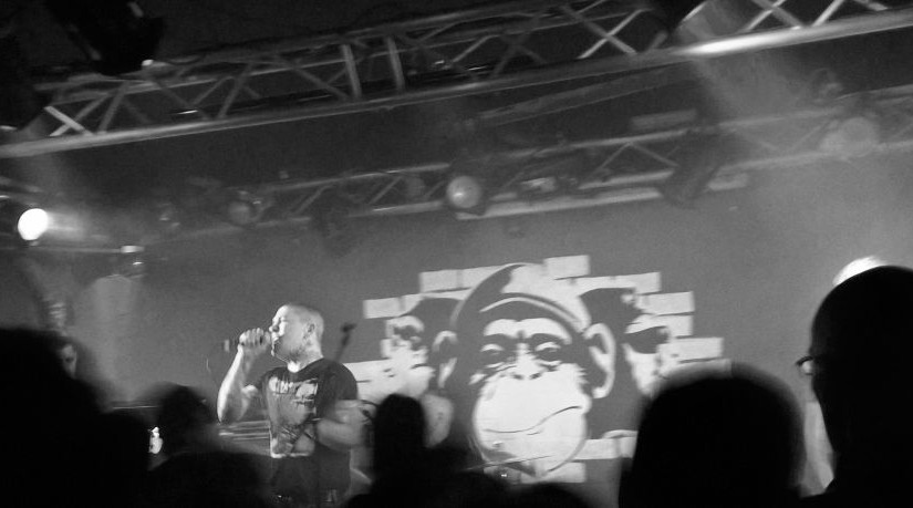 … a surprise, a disappointment and loads of sing-a-long: a Friday night at Monkeys Music Club!
