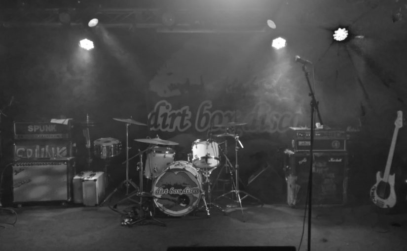 … love at first sight: Hamburg, Dirt Box Disco and Wonk Unit. And now all beer is gone from the Monkeys!
