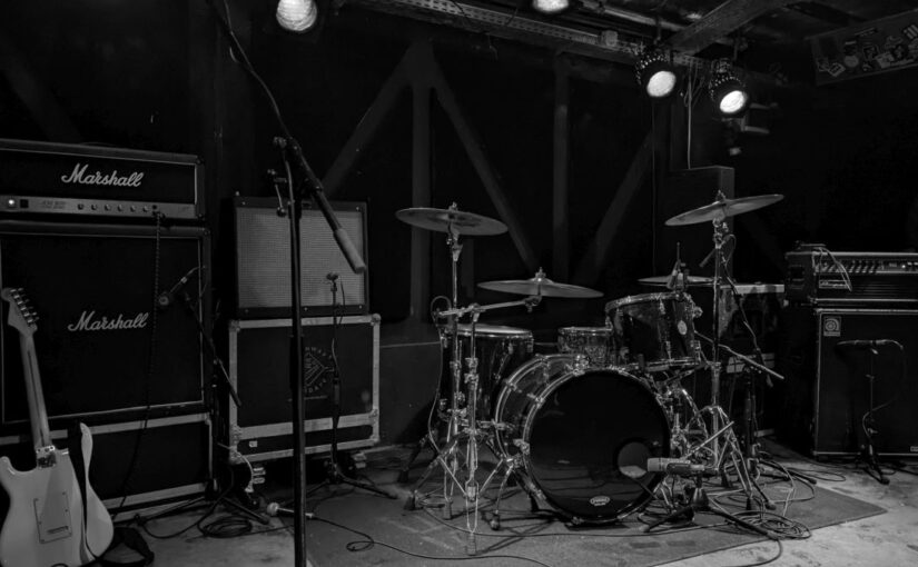 … a loud guitar and a perfect support: Civic & Shitshow!