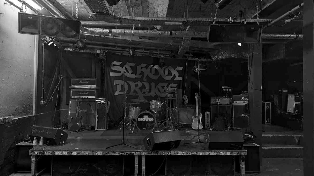 … fucking loud, fucking wild, fucking hot: School Drugs & The Drowns and a sweaty lot!