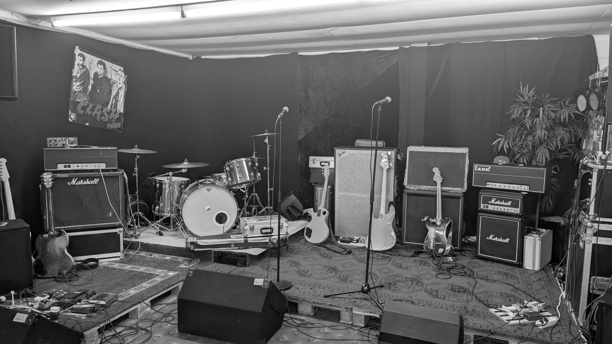 … another pretty,  vacant and DIY show!